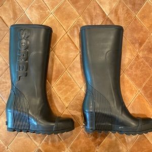 Size 9 Sorel wedge rain boots